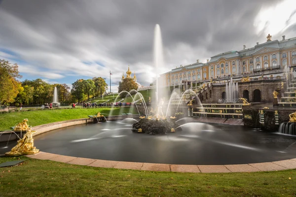 Фонтан Самсон на палац Петра 1 — стокове фото