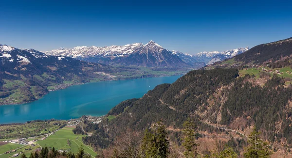 Malebný výhled na řeku a Interlaken — Stock fotografie