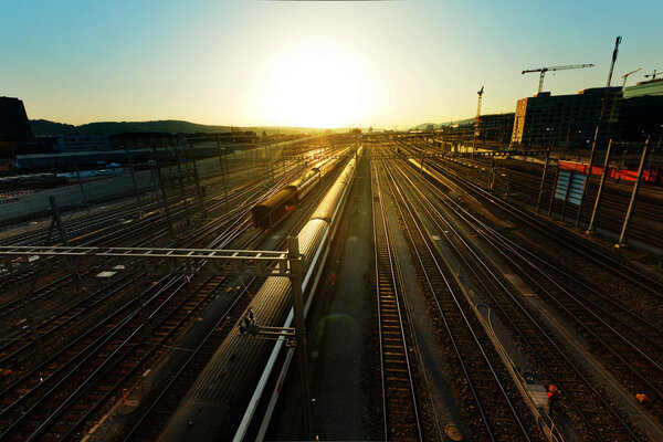 Железные дороги с поездами в вечернее время
