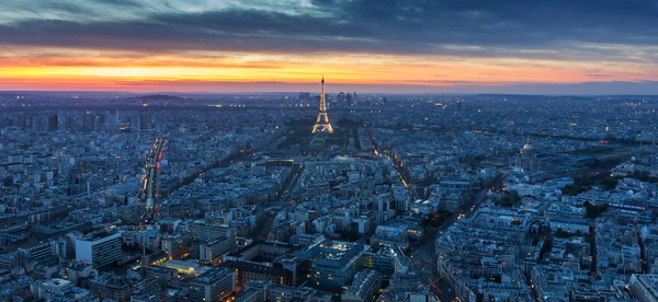 Torre Eiffel iluminada à noite — Fotografia de Stock