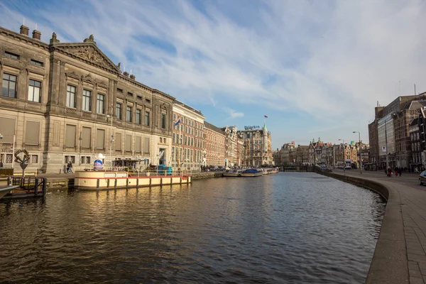 Architektur und Kanal in Amsterdam — Stockfoto