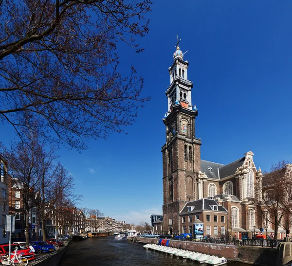 Architectuur en kanaal in Amsterdam — Stockfoto