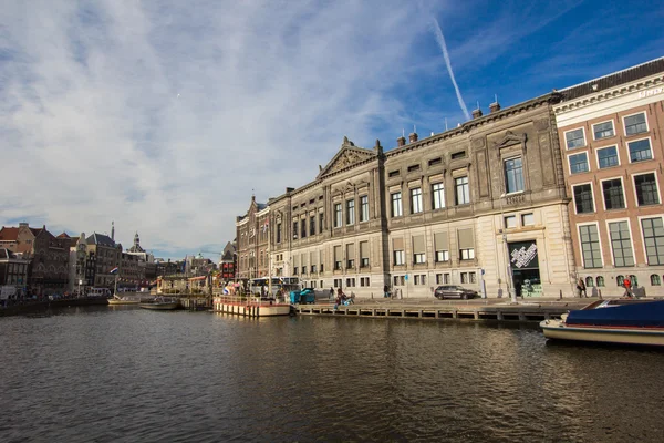 Architectuur en kanaal in Amsterdam — Stockfoto