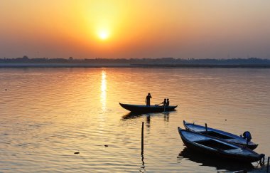 İnsanlarla akşam Nehri üzerinde tekne