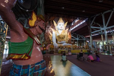 Buda'nın renkli büyük heykel