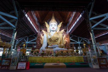 Buda'nın renkli büyük heykel