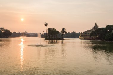 Shwedagon pagoda ve çeşmeler