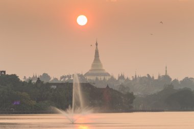 Shwedagon pagoda ve çeşmeler