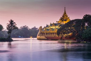 Shwedagon pagoda yakınındaki ünlü restoran