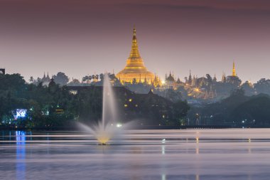 Shwedagon pagoda ve çeşmeler