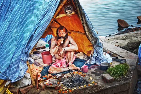 Hombre yogui en la tienda — Foto de Stock