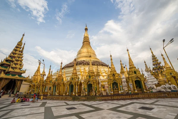 Gente en la famosa pagoda Shwedagon — Foto de Stock