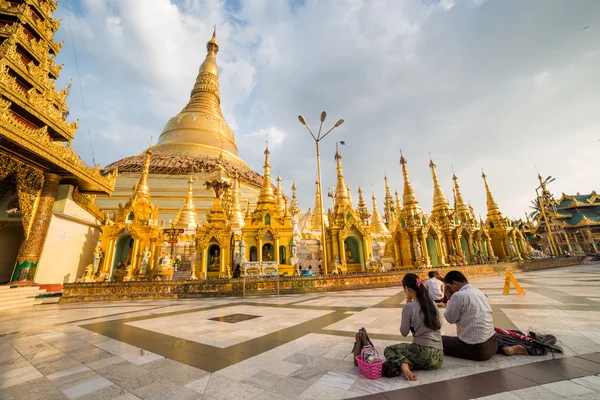 Gente en la famosa pagoda Shwedagon — Foto de Stock