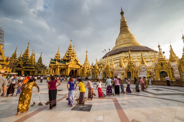 Gente en la famosa pagoda Shwedagon — Foto de Stock