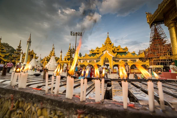 Gente y velas encendidas en la pagoda Shwedagon — Foto de Stock