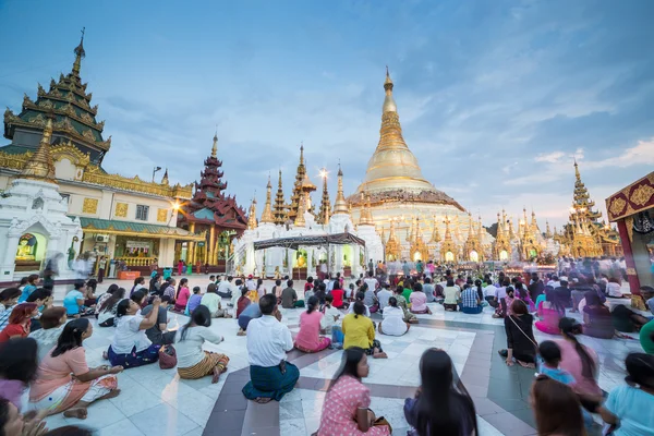 Gente en la famosa pagoda Shwedagon — Foto de Stock