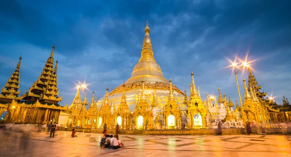 Touristes à la pagode Shwedagon — Photo