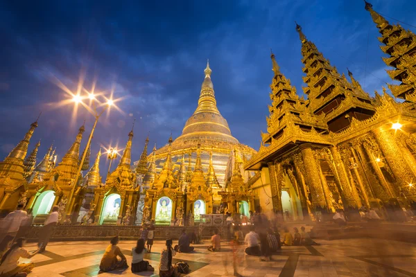 Tourists at Shwedagon pagoda — Stock Photo, Image