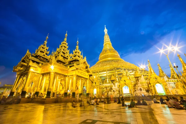 Tourists at Shwedagon pagoda — Stock Photo, Image