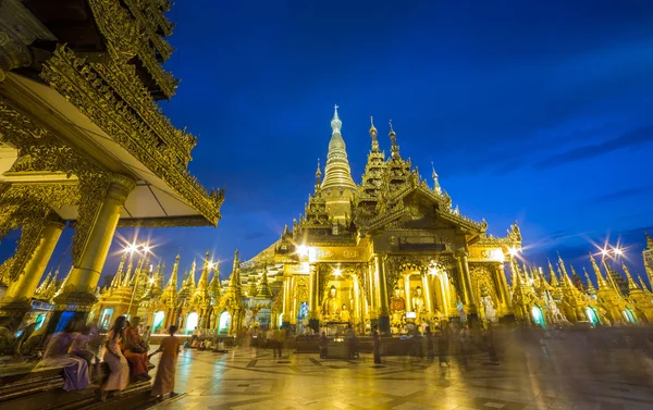 Touristes à la pagode Shwedagon — Photo