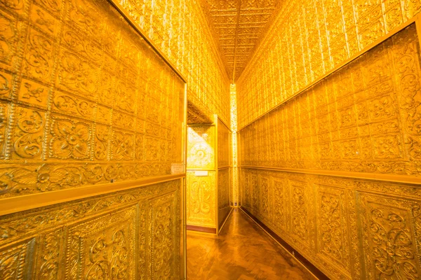 Zlaté hradby v buddhistickém chrámu — Stock fotografie