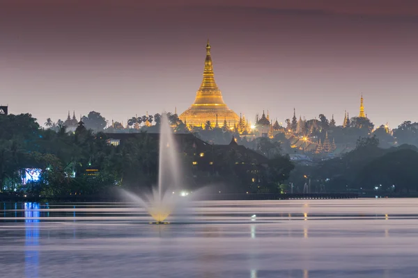 Shwedagon pagoda y fuentes — Foto de Stock