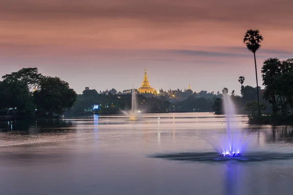 Shwedagon pagoda och fontäner — Stockfoto