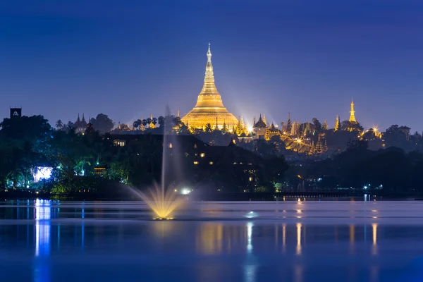 Shwedagon pagoda and fountains — Stock Photo, Image