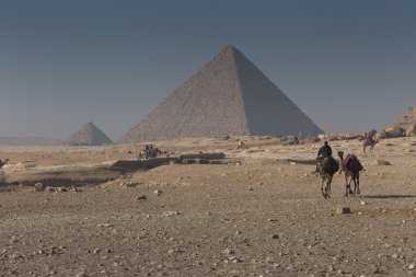 Mısır. Kahire - Giza. Piramitlerin genel görünümü 