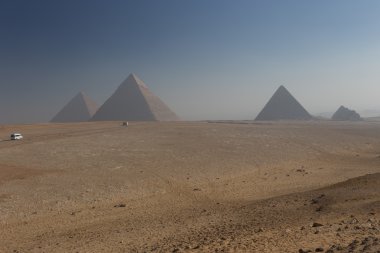 Mısır. Kahire - Giza. Piramitlerin genel görünümü 
