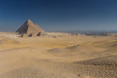 Mısır. Kahire - Giza. Piramitlerin genel görünümü 