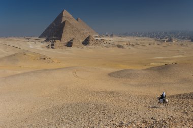 Mısır. Kahire - Giza. Piramitlerin genel görünümü 