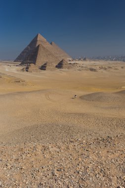 Mısır. Kahire - Giza. Piramitlerin genel görünümü 