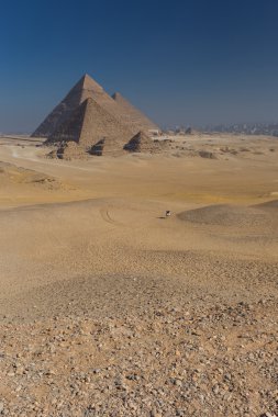 Mısır. Kahire - Giza. Piramitlerin genel görünümü 