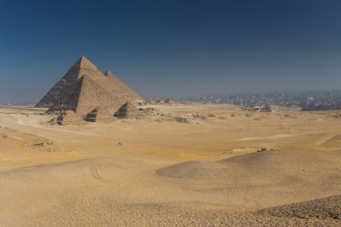 Mısır. Kahire - Giza. Piramitlerin genel görünümü 