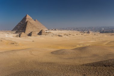 Mısır. Kahire - Giza. Piramitlerin genel görünümü 