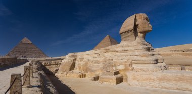 Mısır. Kahire - Giza. Piramitlerin genel görünümü 