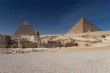 Mısır. Kahire - Giza. Piramitlerin genel görünümü 
