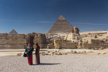 Mısır. Kahire - Giza. Piramitlerin genel görünümü 