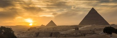 Mısır. Kahire - Giza. Giza Plat üzerinden piramitlerin genel görünümü