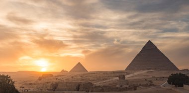 Mısır. Kahire - Giza. Piramitlerin genel görünümü 