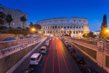 Ünlü büyük colosseum ve trafik