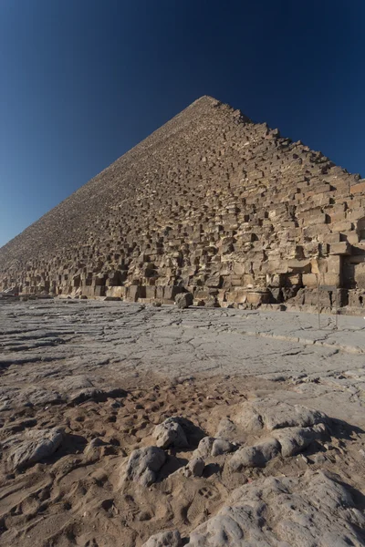 Pintoresca vista de la famosa pirámide — Foto de Stock