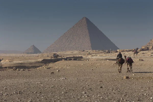 Egito. Cairo - Gizé. Visão geral das pirâmides — Fotografia de Stock