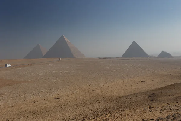 Egypten. Kairo - Giza. Allmän syn på pyramider — Stockfoto