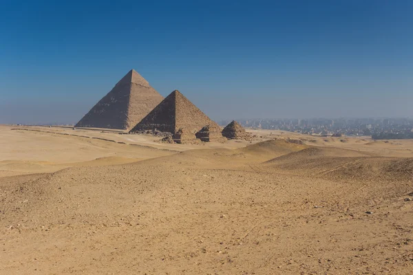 Egypten. Kairo - Giza. Allmän syn på pyramider — Stockfoto