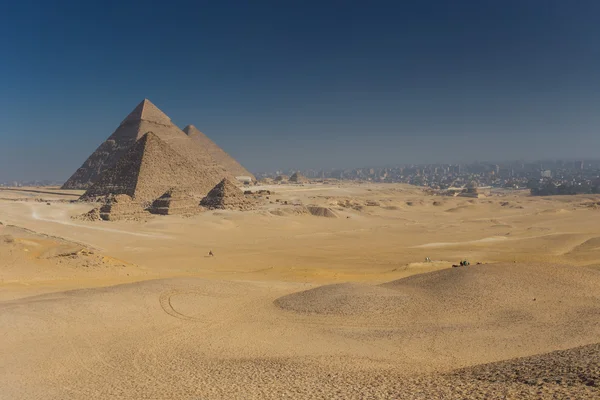 Mısır. Kahire - Giza. Piramitlerin genel görünümü — Stok fotoğraf