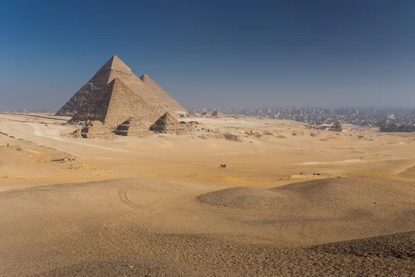 Egypten. Kairo - Giza. Allmän syn på pyramider — Stockfoto