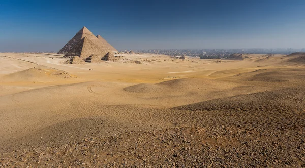 Mısır. Kahire - Giza. Piramitlerin genel görünümü — Stok fotoğraf