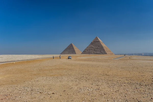 Egypt. Káhira - Giza. Celkový pohled na pyramidy Gíze Plat — Stock fotografie